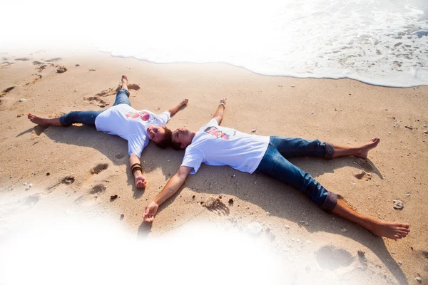 Couple couché sur la plage — Photo