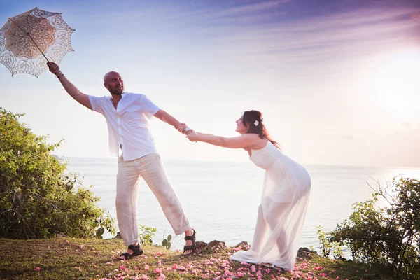 Casamento casal acaba de se casar com guarda-chuva — Fotografia de Stock