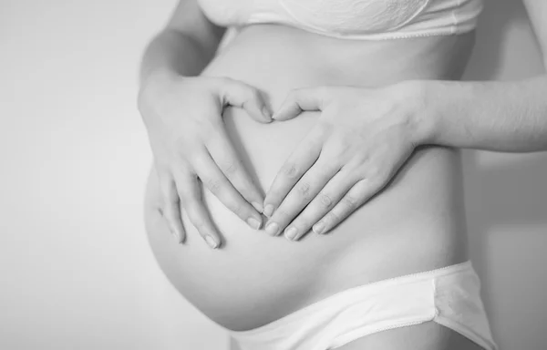 Kobieta w ciąży z koncepcja miłości — Zdjęcie stockowe