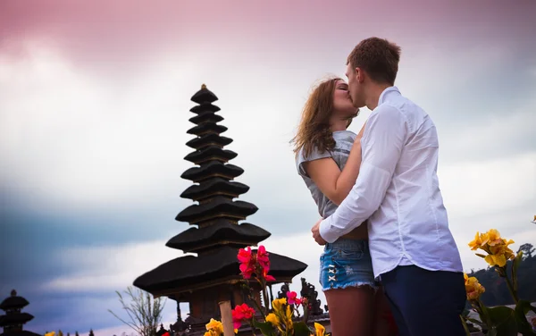 Casal de casamento perto do famoso templo — Fotografia de Stock