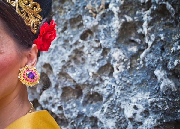 Mujer madura con pendientes y adornos —  Fotos de Stock