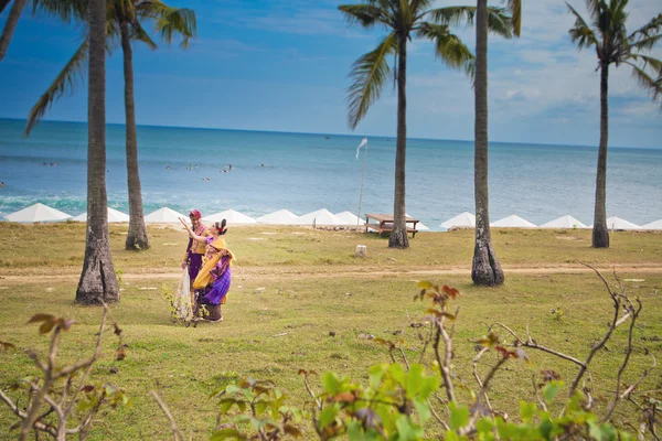 Äldre par klädd i balinesisk kostym — Stockfoto