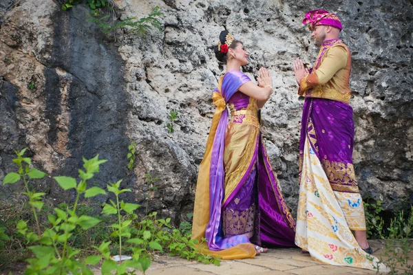 Bali dili kostüm giyinmiş Olgun çift — Stok fotoğraf