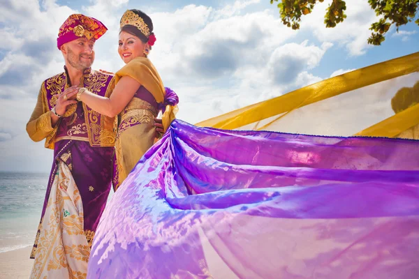 Pareja madura vestida con traje balinés —  Fotos de Stock