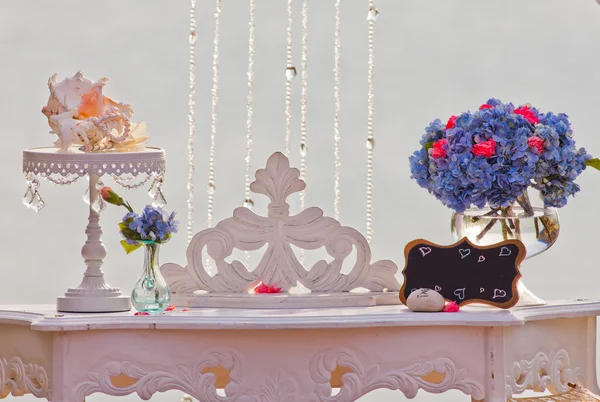 Mesa de casamento com belas flores azuis — Fotografia de Stock