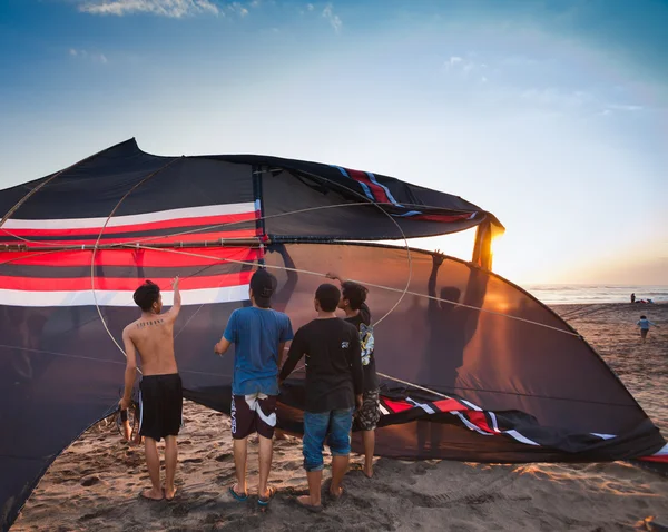 Indonesian boys going to fly a kite — Stock Photo, Image