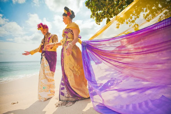 Mature couple dressed in Balinese costume — Stock Photo, Image