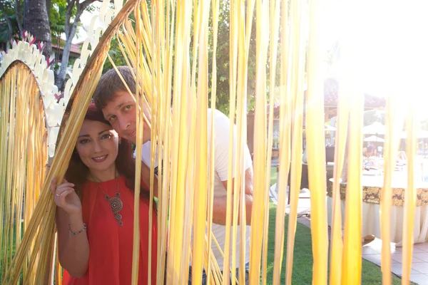 バリの伝統に新婚旅行のカップル — ストック写真