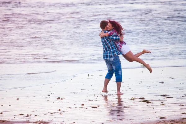 Marido segurando sua esposa — Fotografia de Stock