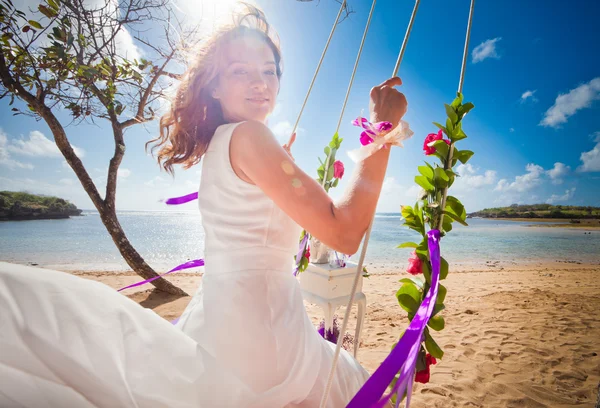 Fundo de passeio de noiva em um balanço — Fotografia de Stock