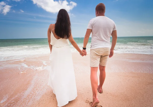 Paar aan strand en blauwe hemel — Stockfoto