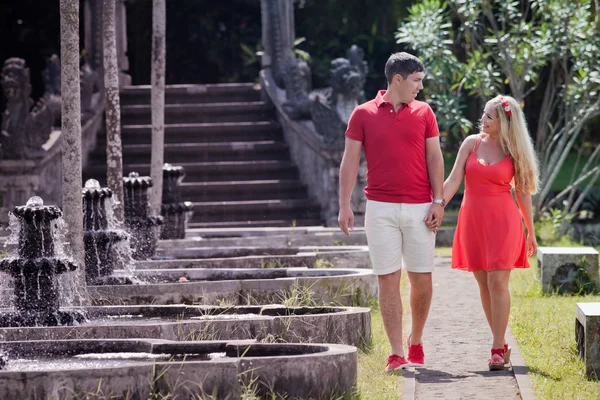 Pareja feliz caminando por el parque —  Fotos de Stock