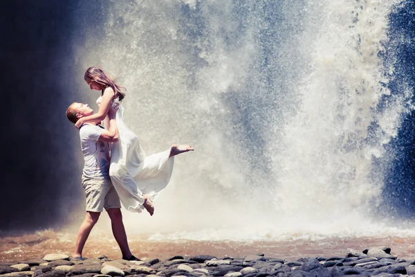 Paar fährt in der Nähe des Wasserfalls — Stockfoto
