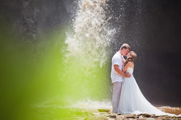 Paar fährt in der Nähe des Wasserfalls — Stockfoto