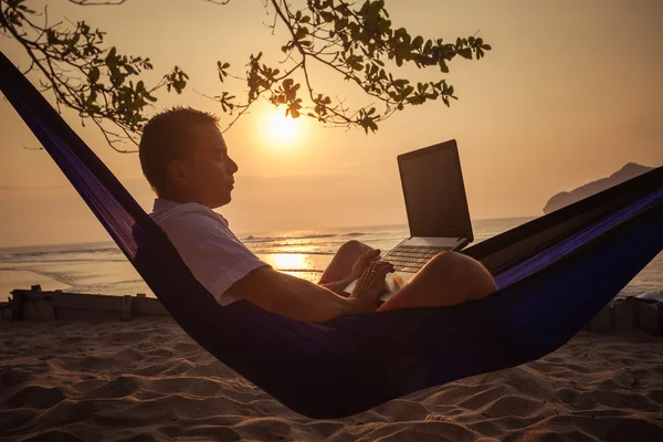 Man uses laptop remotely — Stock Photo, Image