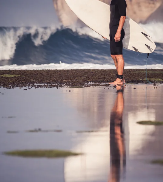 Surfista com prancha em um litoral — Fotografia de Stock