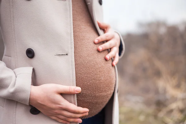 Kobieta w ciąży odkryty — Zdjęcie stockowe