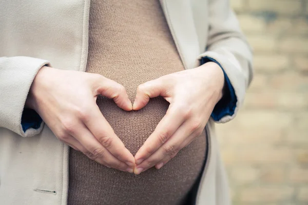 Mulher grávida ao ar livre com conceito de amor — Fotografia de Stock