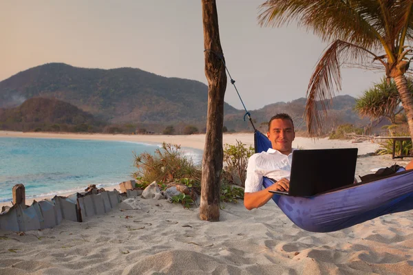 Man uses laptop remotely — Stock Photo, Image