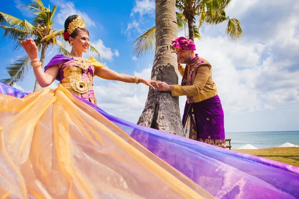 Pareja madura vestida con traje balinés —  Fotos de Stock