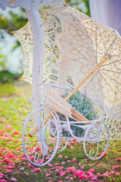 Bruiloft decoratie van fiets en paraplu — Stockfoto