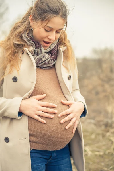 Glücklich schwangere Frau im Freien — Stockfoto