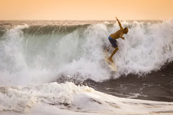 Surfista en Wild Ocean Wave en Bali — Foto de Stock