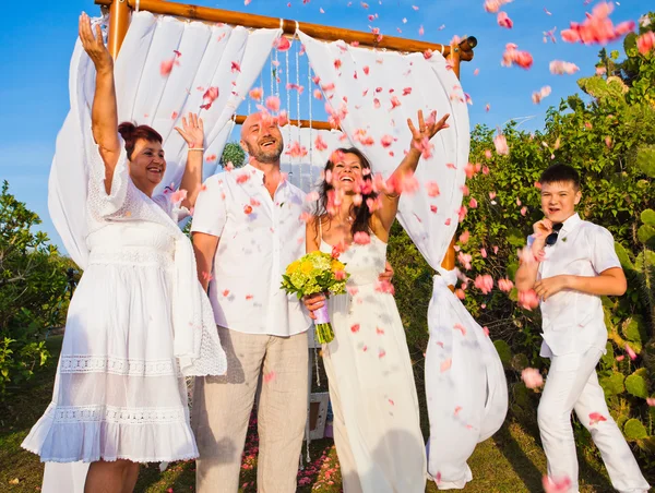 Cerimonia nuziale di coppia matura e la loro famiglia — Foto Stock