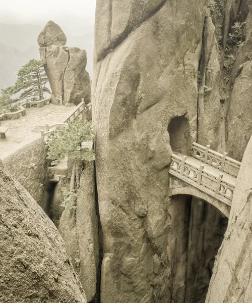 Гірський кам'яний міст над скелястими опадами між скелею — стокове фото