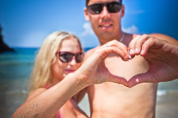 Casal maduro com sinal de amor — Fotografia de Stock