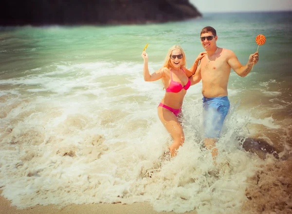 Couple de jeunes mariés se reposant à la vague de l'océan — Photo