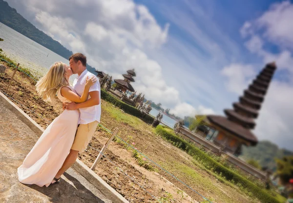 Casal de casamento perto do famoso templo — Fotografia de Stock