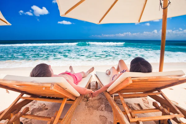 Wedding couple near the blue ocean — Stock Photo, Image