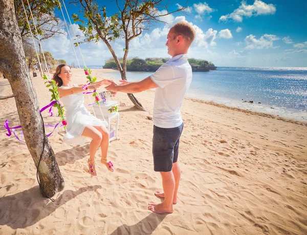 Giro sposa su un'altalena — Foto Stock