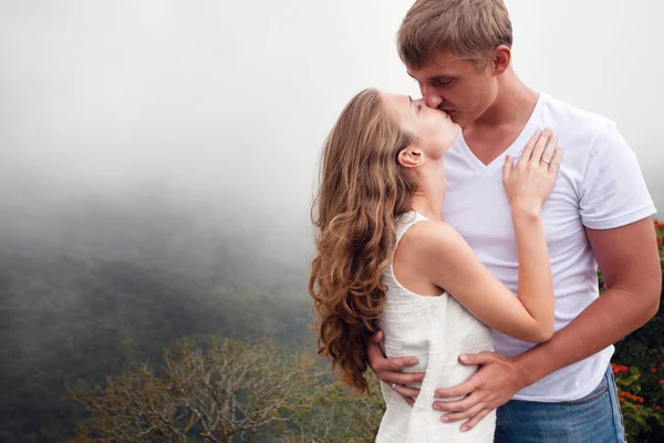 Beijando casal em um fundo branco — Fotografia de Stock