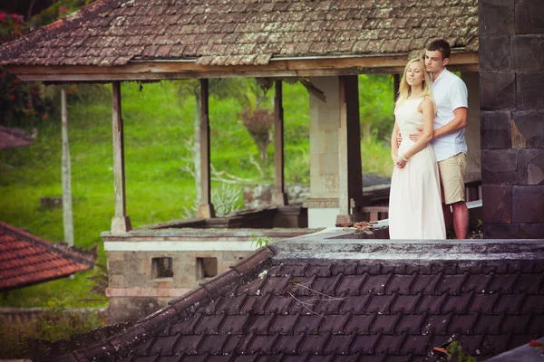 Jeune couple à l'hôtel — Photo