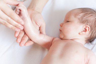Anne bakım bebek masaj yapar