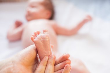 Anne yapar masaj mutlu bebek için 