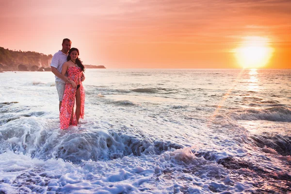 Couple at blue beach — Stock Photo, Image