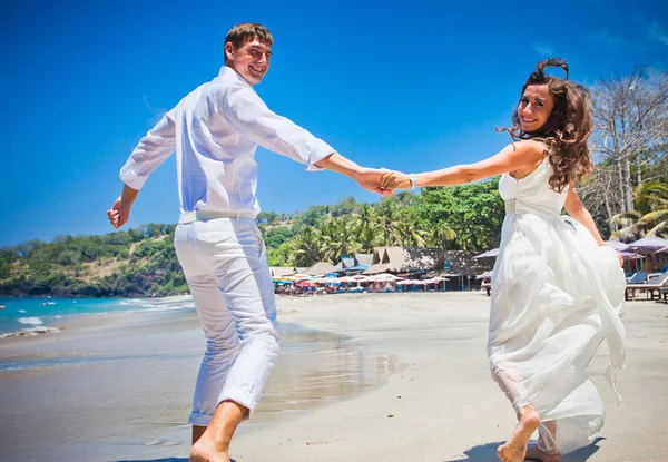 Casamento feliz casal acaba de se casar — Fotografia de Stock