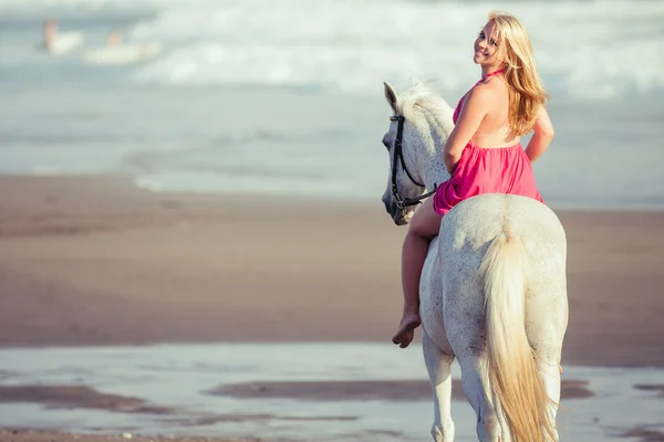 Jovem mulher feliz mente e abraça o cavalo — Fotografia de Stock