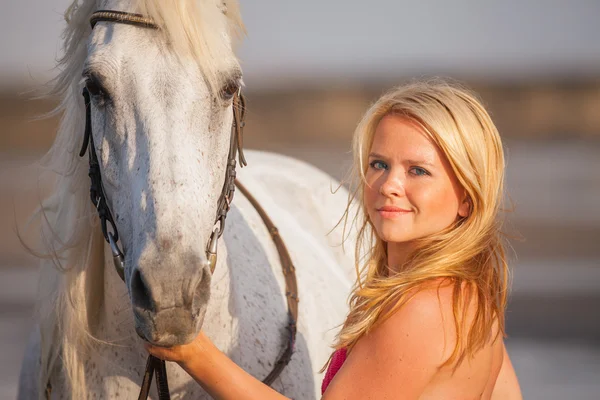 Fiatal, boldog nő közelében a ló — Stock Fotó