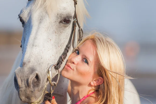 Jovem mulher feliz perto do cavalo — Fotografia de Stock