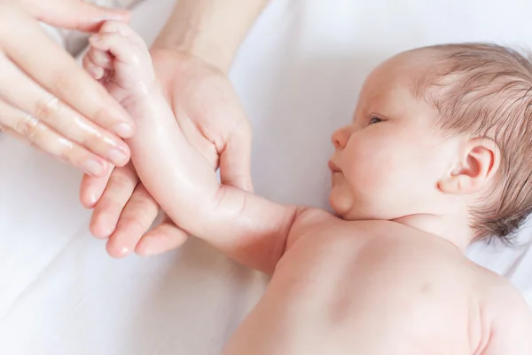 Matka dělá baby kojící masáž — Stock fotografie