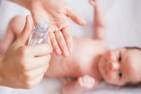 La madre fa un massaggio per il bambino felice — Foto Stock