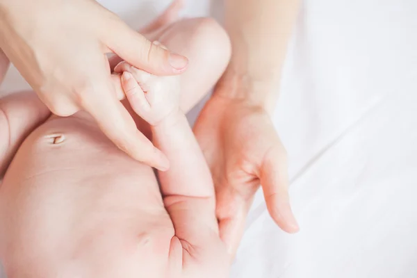 Мама делает массаж грудного ребенка — стоковое фото