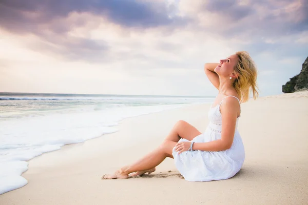 Mujer feliz en la costa —  Fotos de Stock