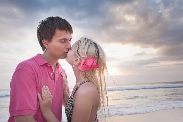 Casal feliz beijando na praia — Fotografia de Stock