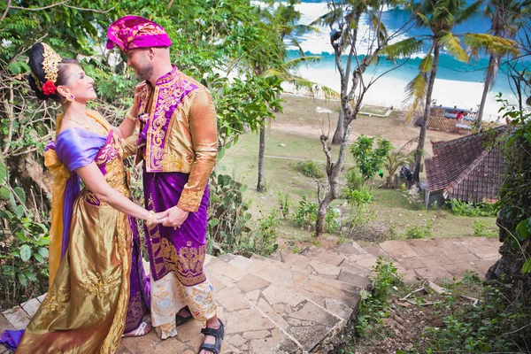 Pareja madura vestida con traje balinés —  Fotos de Stock