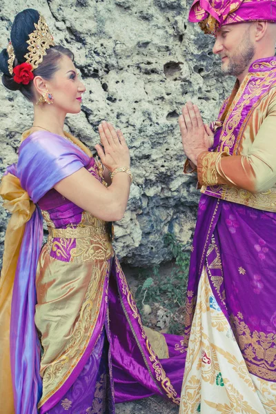 Зрелая пара в балийском костюме — стоковое фото